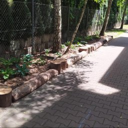 Wykonywanie nasadzeń wraz z małą architekturą.