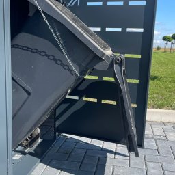 Modele: 1K, 2K, 3K, 4K, 5K
Materiał: profile 2 mm, panele i pokrywy 1,5 mm, malowane proszkowo
Zawiasy: stal nierdzewna
Kolory: Antracyt RAL 7016 (inne RAL na zamówienie)
Wymiary (wys./szer./gł.): 122×69×69 cm (120L) / 131×74,5×78 cm (240L)
Waga: ok. 