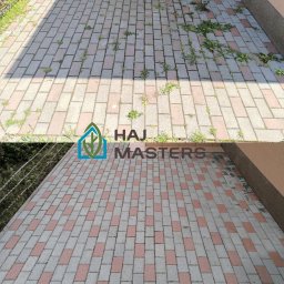 HAJ MASTERS HUBERT CAŁKA - Kostka brukowa przed i po czyszczeniu, widoczne chwasty i zabrudzenia w górnej części zdjęcia, czysta kostka w dolnej części z logo firmy.