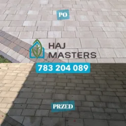 Kostka brukowa po czyszczeniu: widoczna różnica między brudną a umytą powierzchnią, efekt przed i po. Ujęcie z góry, logo firmy na środku.