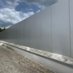 Montaż płyt warstwowych na hali przemysłowej