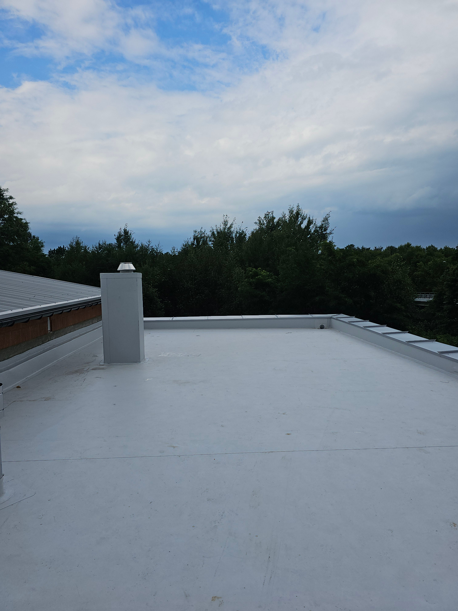 Połać dachowa na budynku usługowym