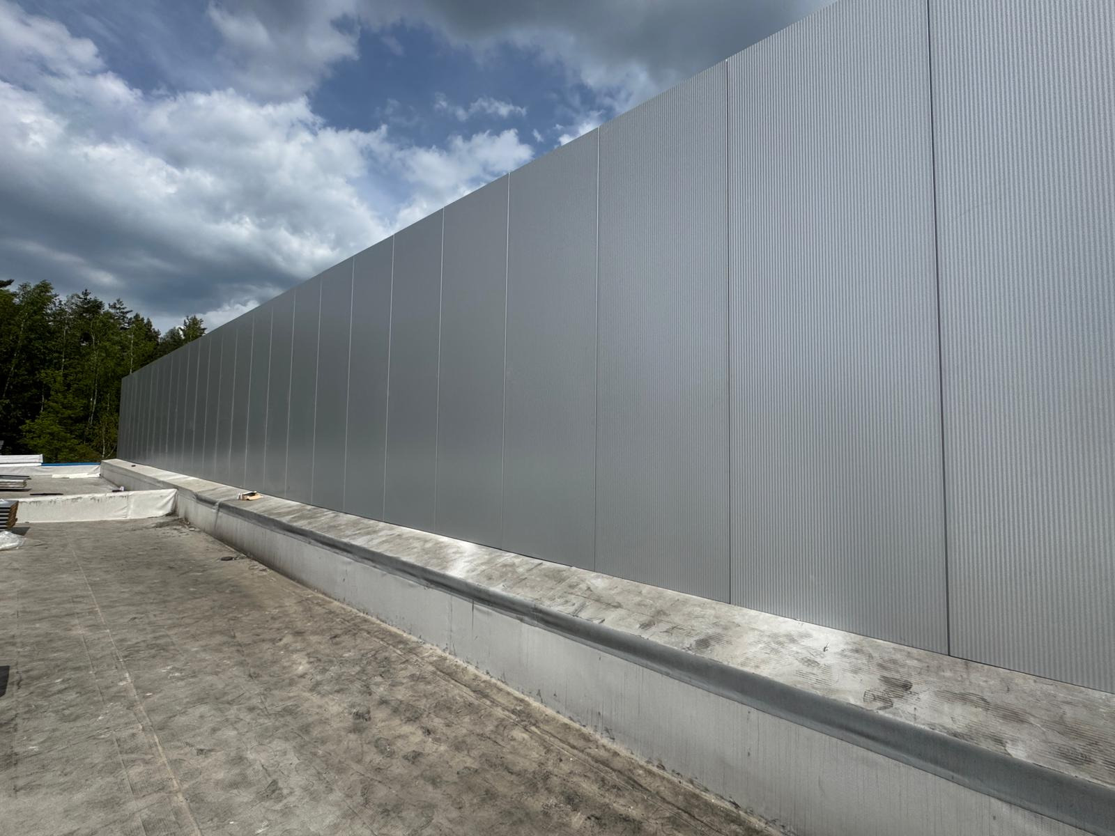 Montaż płyt warstwowych na hali przemysłowej