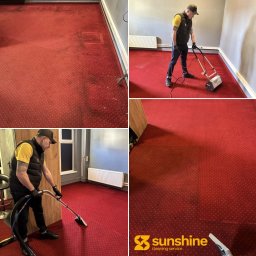 Sunshine Cleaning Service Viacheslav Hordiienko - Czerwony dywan w trakcie czyszczenia: widoczne plamy przed i po zabiegu. Pracownik w czarnym ubraniu używa profesjonalnego sprzętu do prania dywanów.