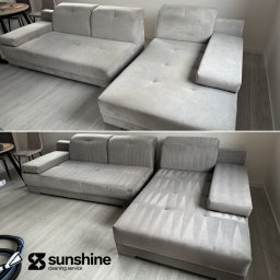 Sunshine cleaning service - Szara kanapa narożna przed i po czyszczeniu, widoczne różnice w odcieniu i strukturze materiału. Dolne ujęcie pokazuje wzór po praniu.