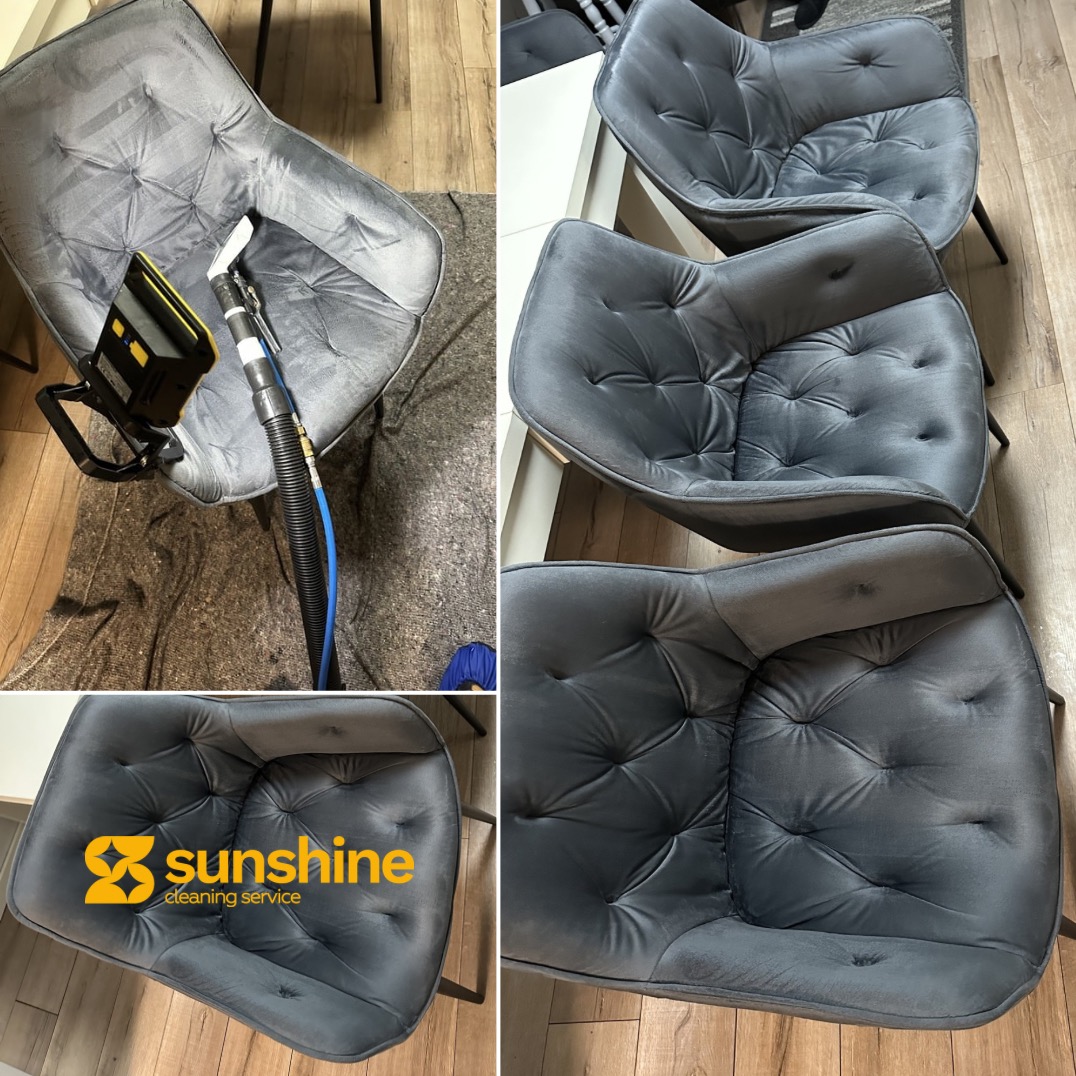 Czyszczenie tapicerki krzesła z weluru szarym odkurzaczem piorącym. Widoczne trzy krzesła, jedno w trakcie czyszczenia, pozostałe po.