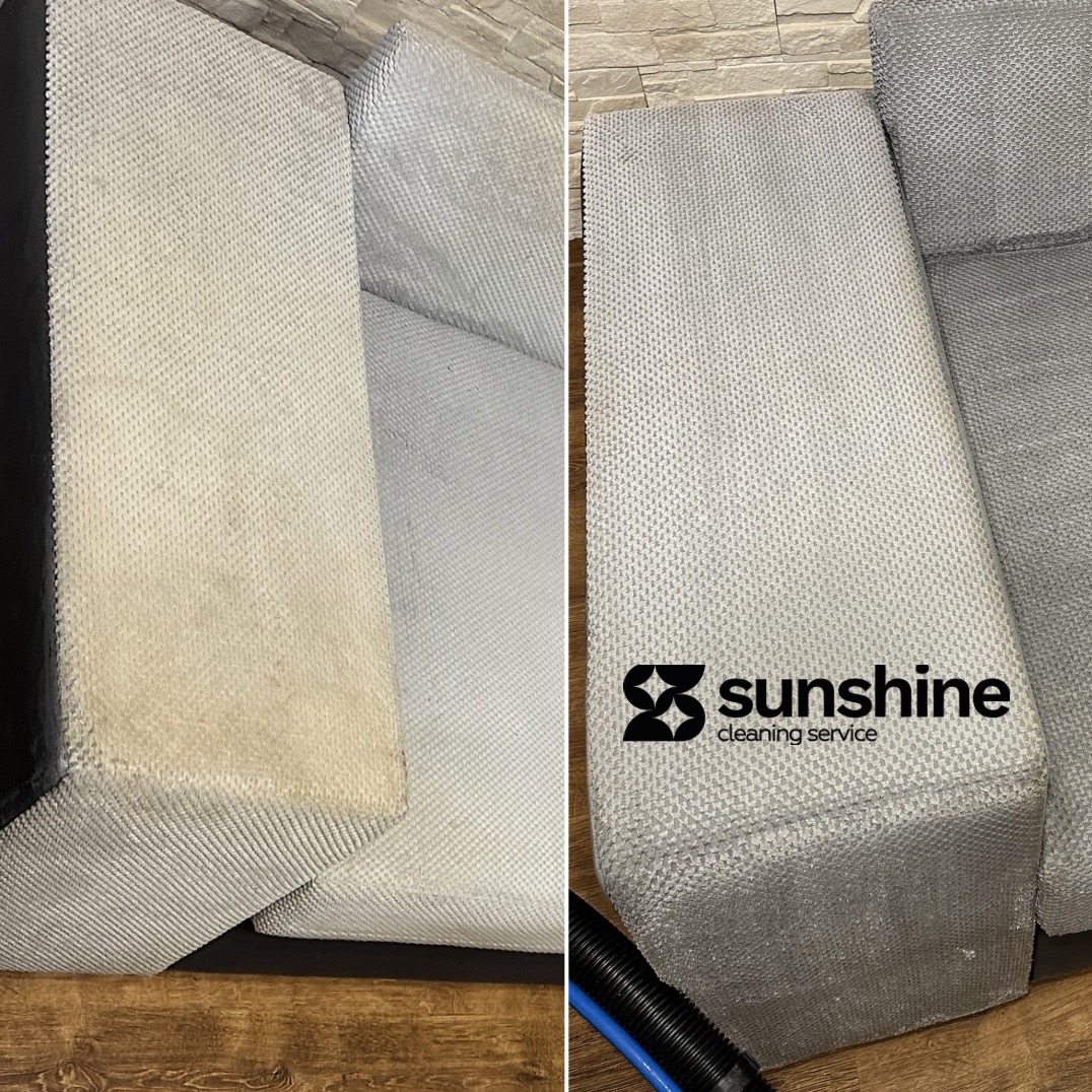 Kadr 'przed i po' prezentujący fragment szarej sofy. Po lewej widoczny brud, po prawej czysta powierzchnia z logo firmy sprzątającej. Widoczny wąż odkurzacza.
