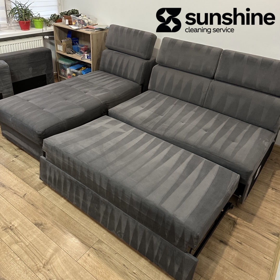 Szara, modułowa sofa po czyszczeniu w Legnicy. Widoczne delikatne wzory po praniu ekstrakcyjnym. Nowoczesny design i drewniana podłoga.