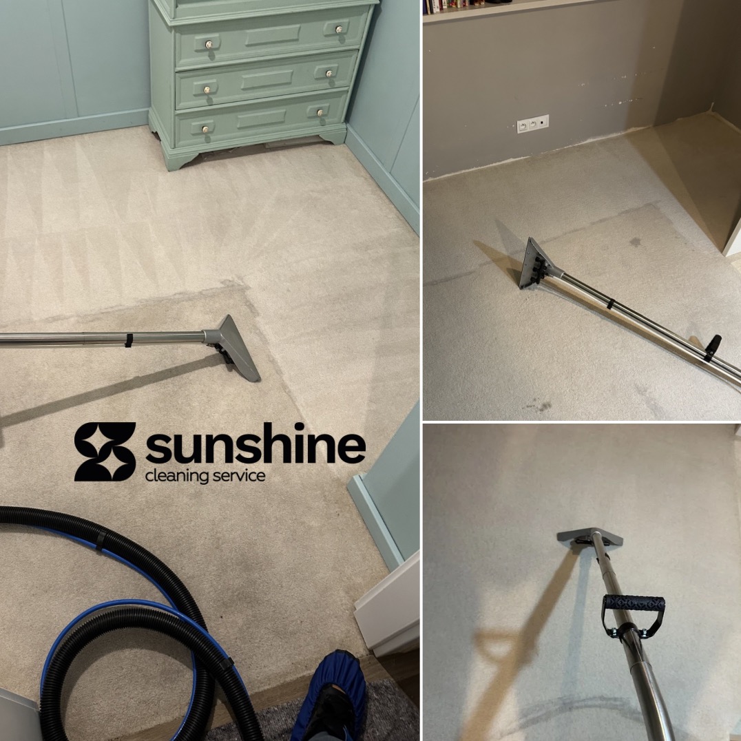 Kolaż: czyszczenie dywanu metodą ekstrakcyjną. Widoczne urządzenie czyszczące, fragment wyczyszczonej powierzchni, szafka w tle. Sunshine cleaning service.