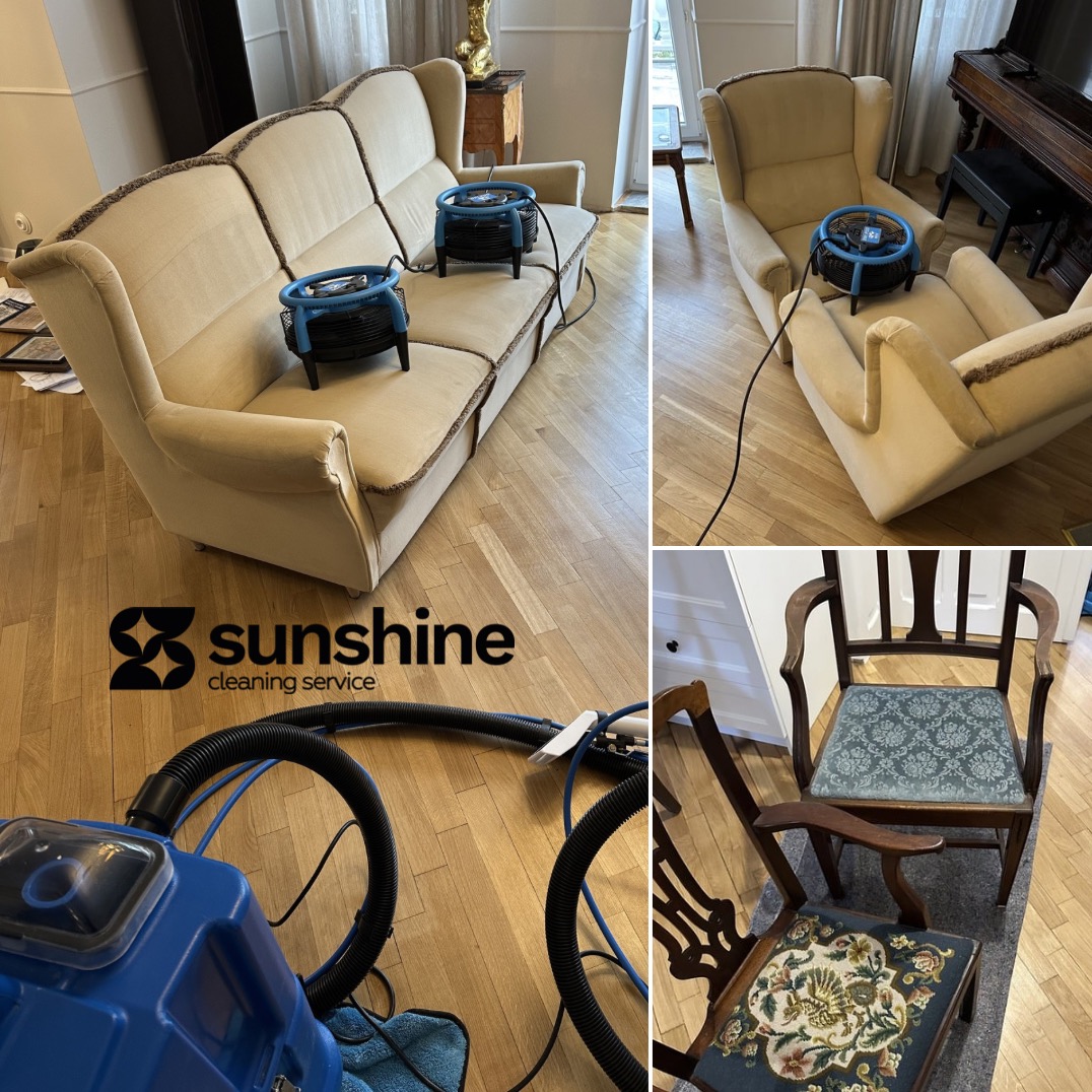 Beżowa sofa i fotel z suszarkami po czyszczeniu, drewniane krzesła z tapicerowanymi siedziskami, sprzęt czyszczący na parkiecie. Usługa czyszczenia tapicerki.
