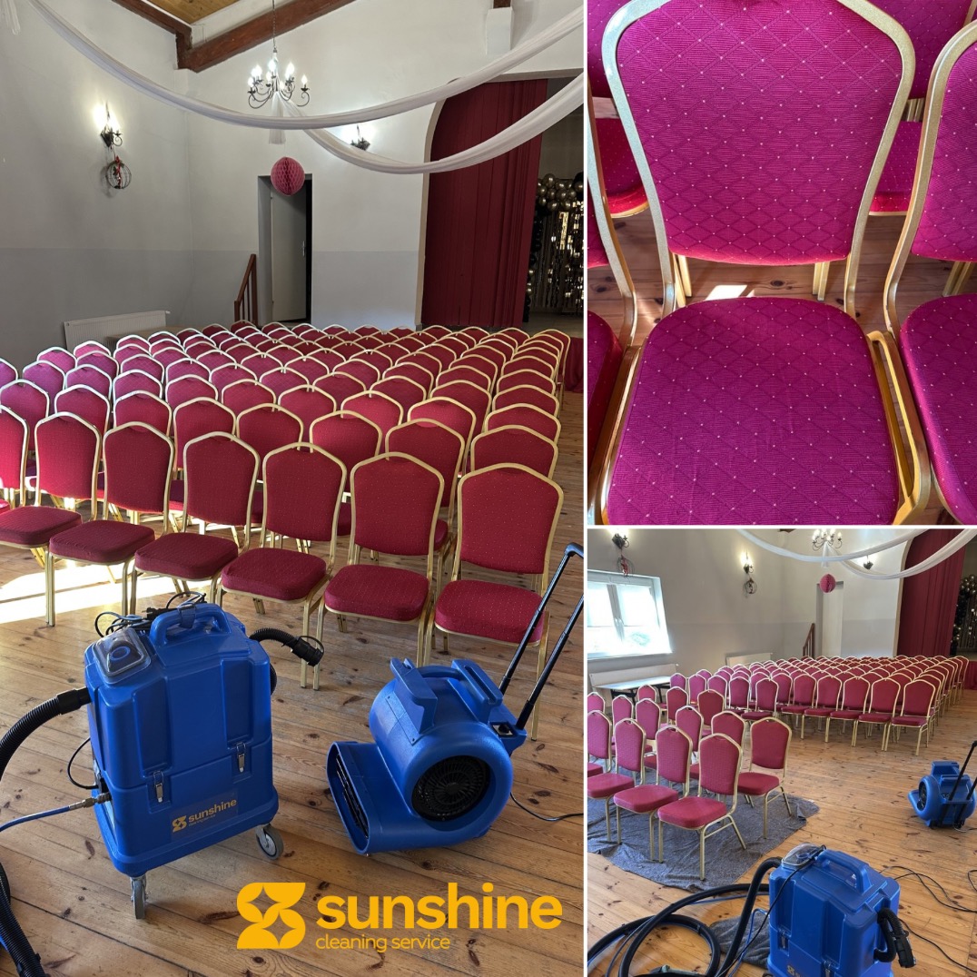 Ustawione krzesła z bordową tapicerką w sali, sprzęt do czyszczenia tapicerki na pierwszym planie. Widok na salę z parkietem i dekoracjami.