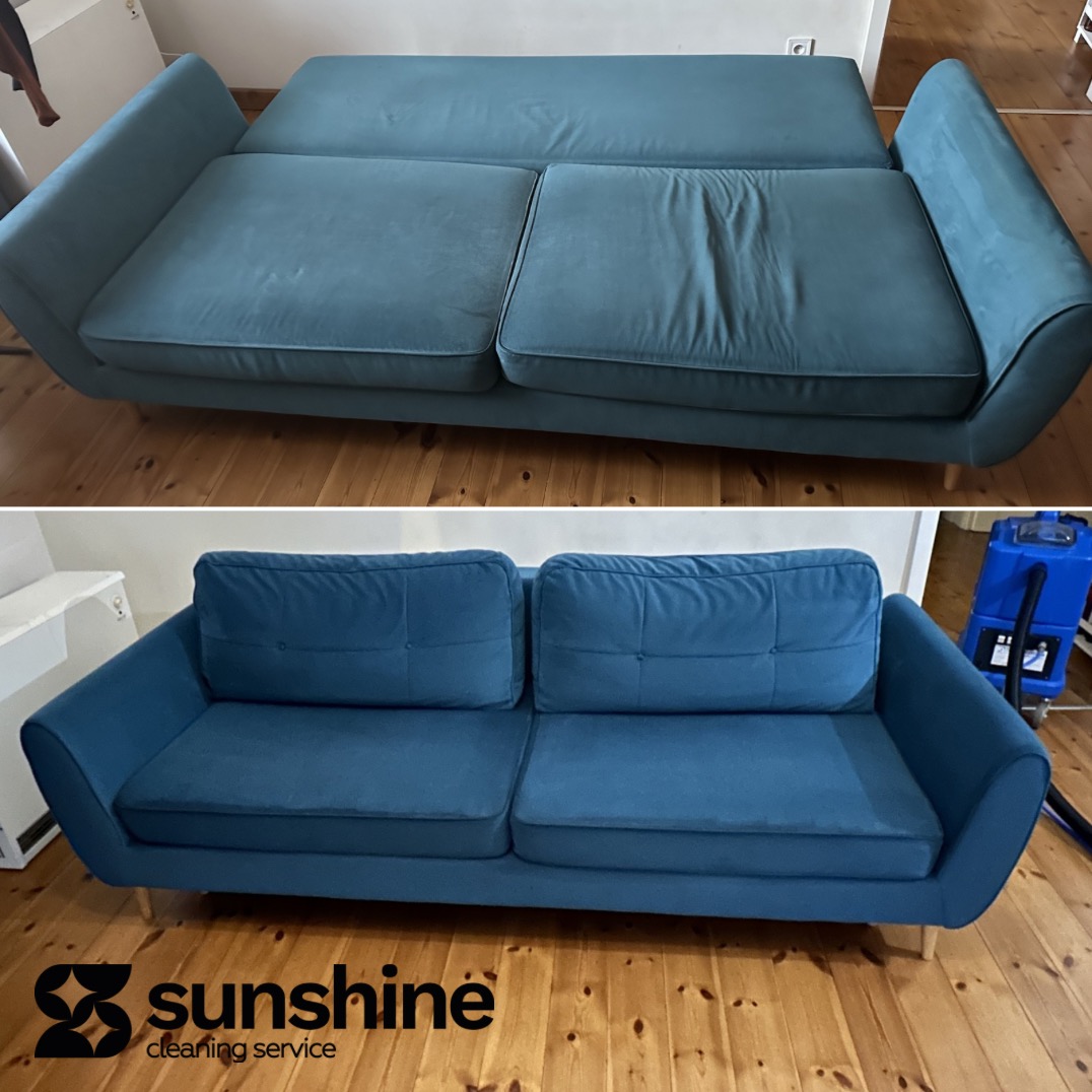 Zdjęcie 'przed i po' prania turkusowej kanapy z funkcją spania. Górna część pokazuje zabrudzenia, dolna - czystą kanapę. Widoczny sprzęt do prania tapicerki.