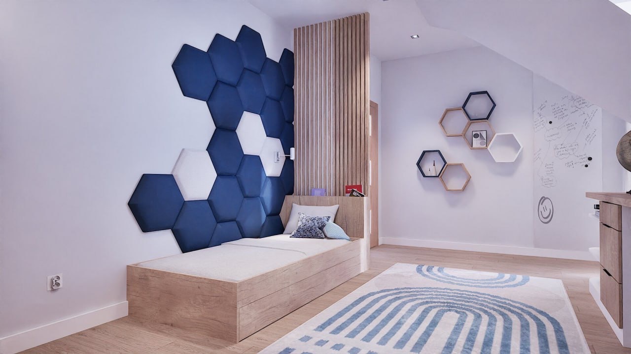 Pokój młodzieżowy z łóżkiem i panelami ściennymi w kształcie plastra miodu (granatowe i białe). Drewniane elementy dekoracyjne i dywan z motywem łuków.