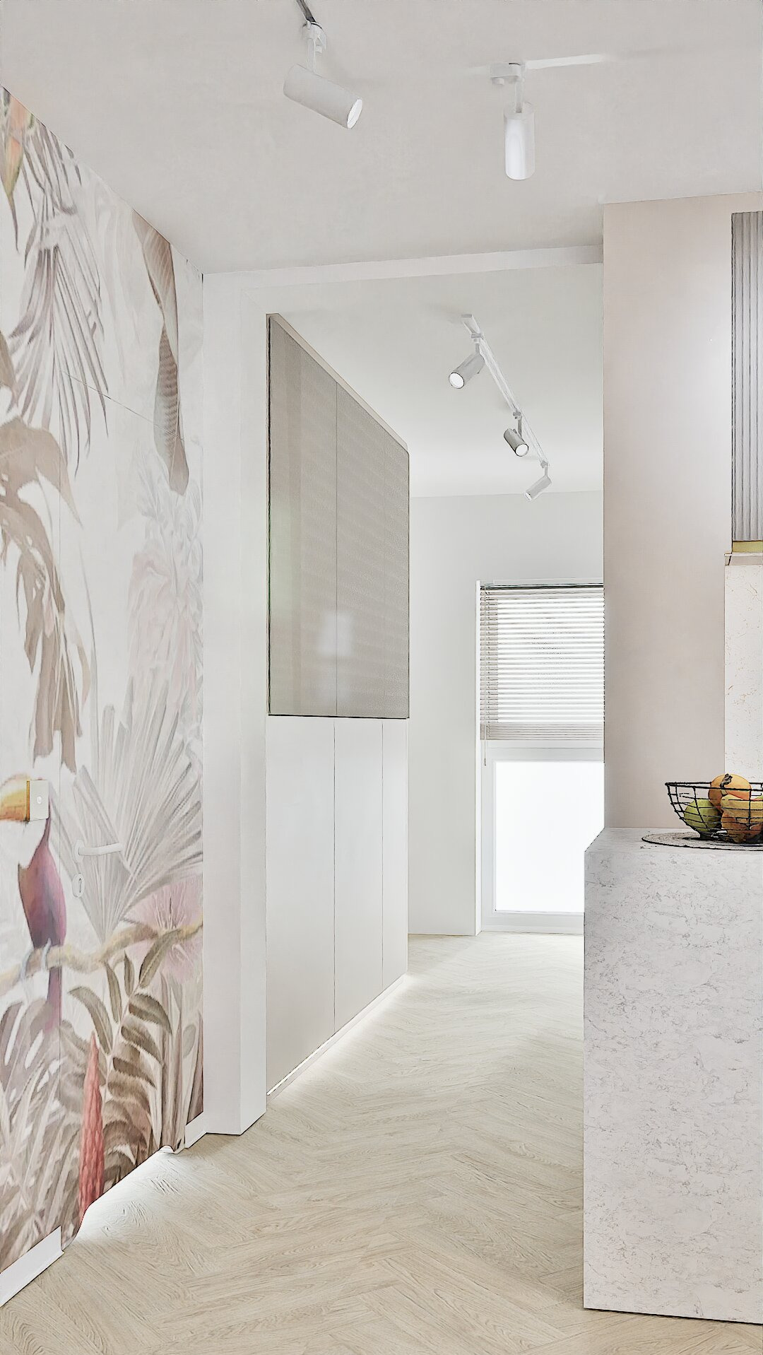 Jasne wnętrze z parkietem w jodełkę, tropikalną tapetą i białymi szafkami z podświetleniem LED. Minimalistyczne oświetlenie punktowe.