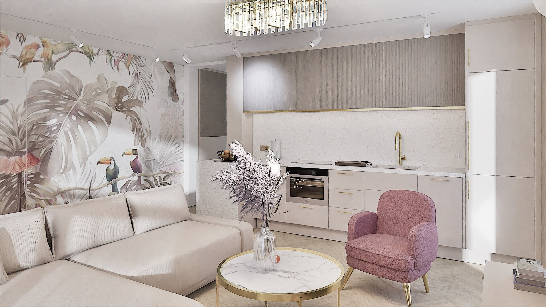Jasne wnętrze z tapetą w tropikalne liście i tukany. Beżowa sofa narożna, marmurowy stolik kawowy ze złotymi nogami, różowy fotel i zabudowa kuchenna w tle.