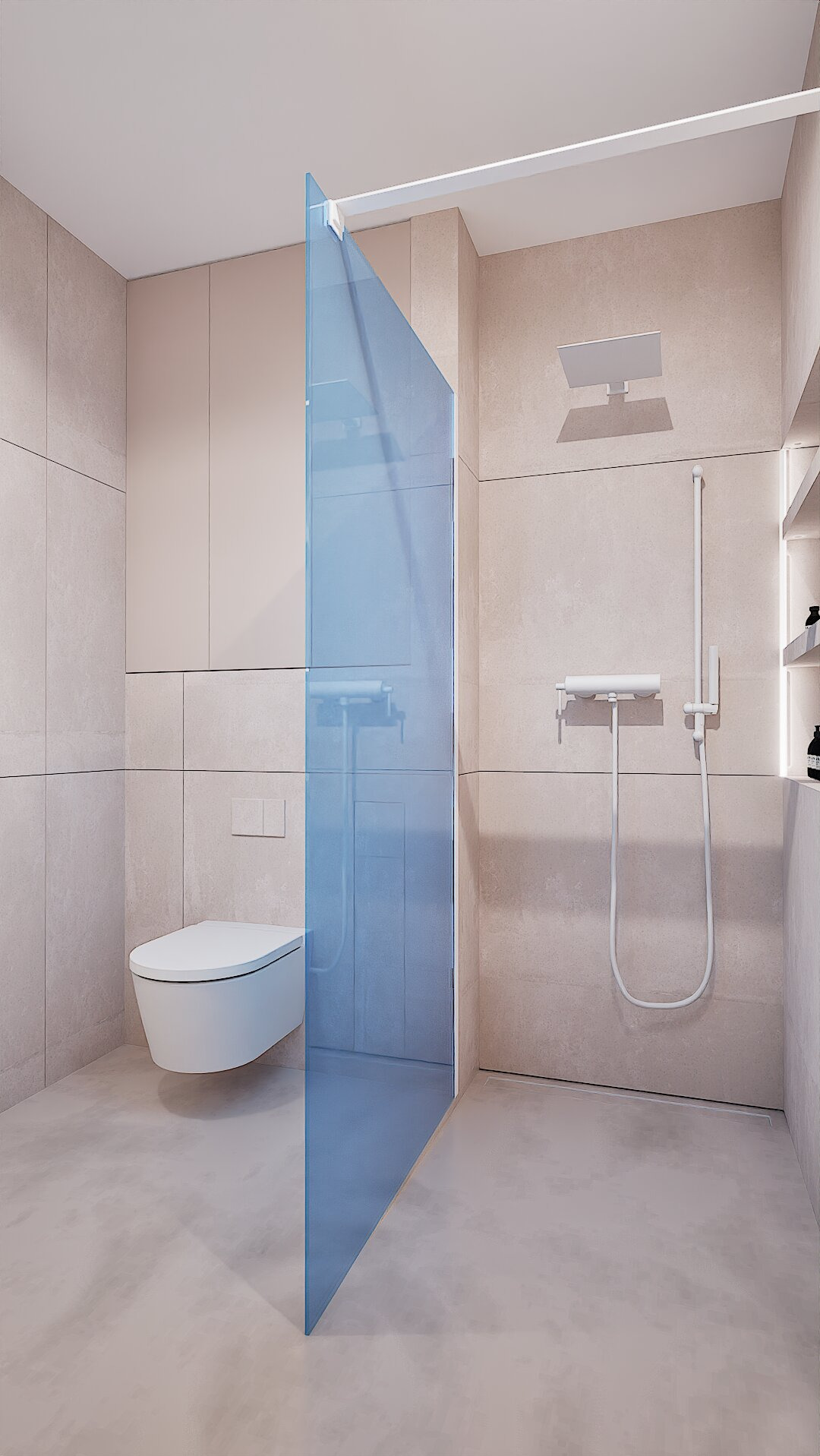 Minimalistyczna łazienka z kabiną prysznicową typu walk-in z niebieskiego szkła, wiszącą toaletą i beżowymi płytkami. Nowoczesny design z subtelnym oświetleniem.