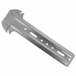 Metalowy uchwyt montażowy z otworami, srebrny, ustawiony ukośnie na białym tle. Widoczne detale mocowania.