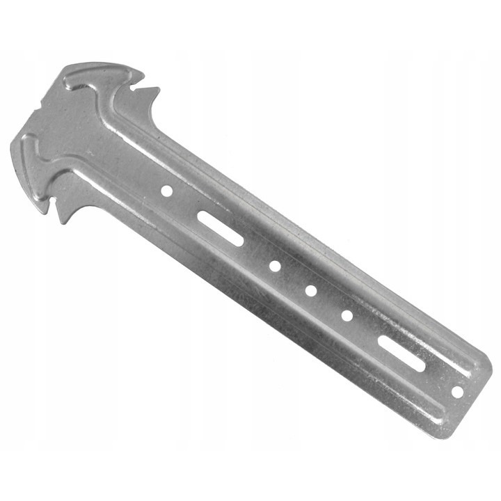 Metalowy uchwyt montażowy z otworami, srebrny, ustawiony ukośnie na białym tle. Widoczne detale mocowania.