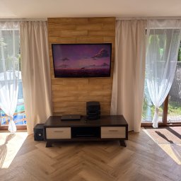 Kamień ozdobny na ścianie panele w jodełkę podwieszany sufit 