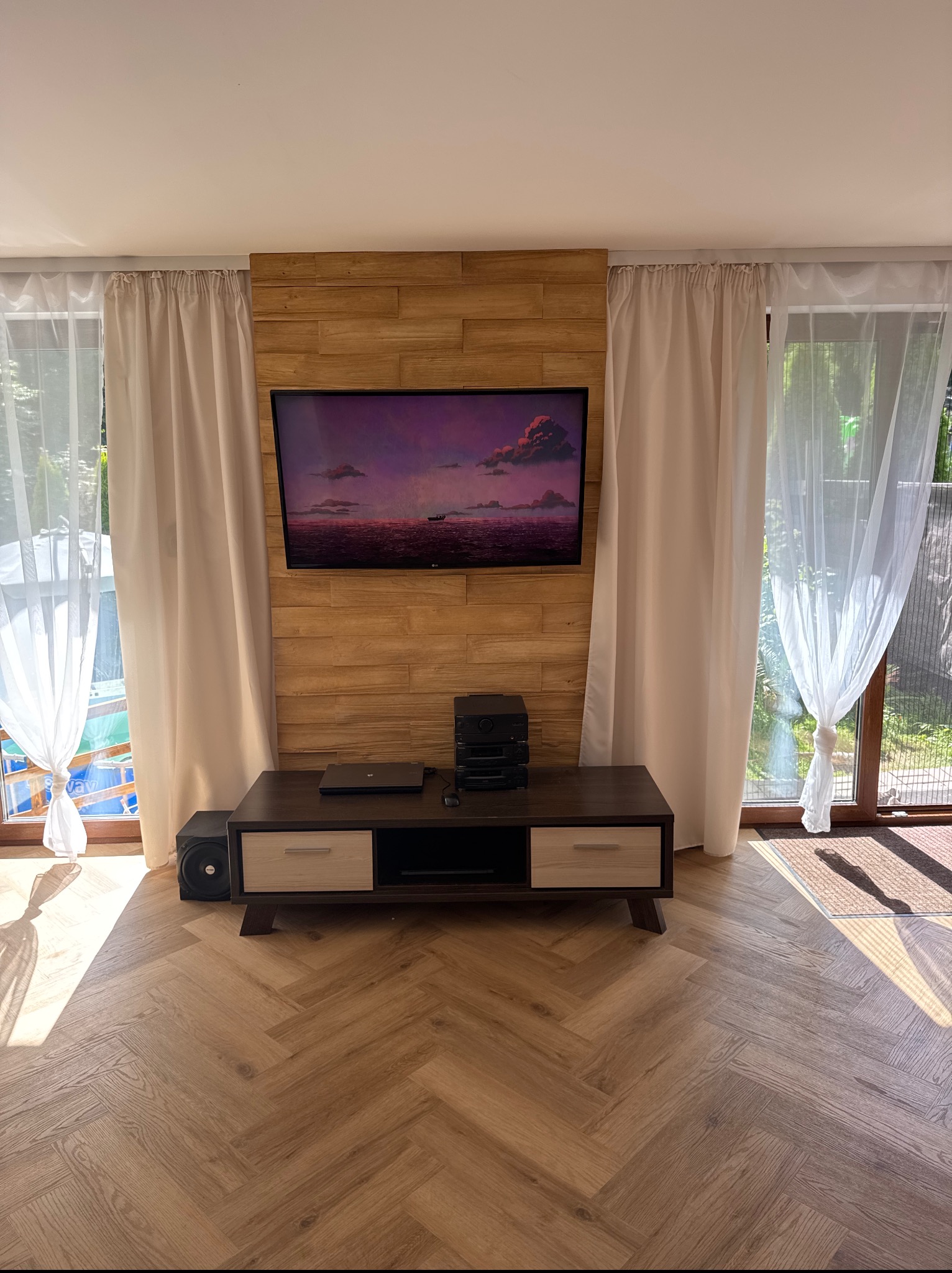 Kamień ozdobny na ścianie panele w jodełkę podwieszany sufit