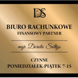 Złota tabliczka informacyjna z czarnym napisem: Biuro Rachunkowe, Finansowy Partner, mgr Dorota Sołtys. Czynne od poniedziałku do piątku w godzinach 7-15.