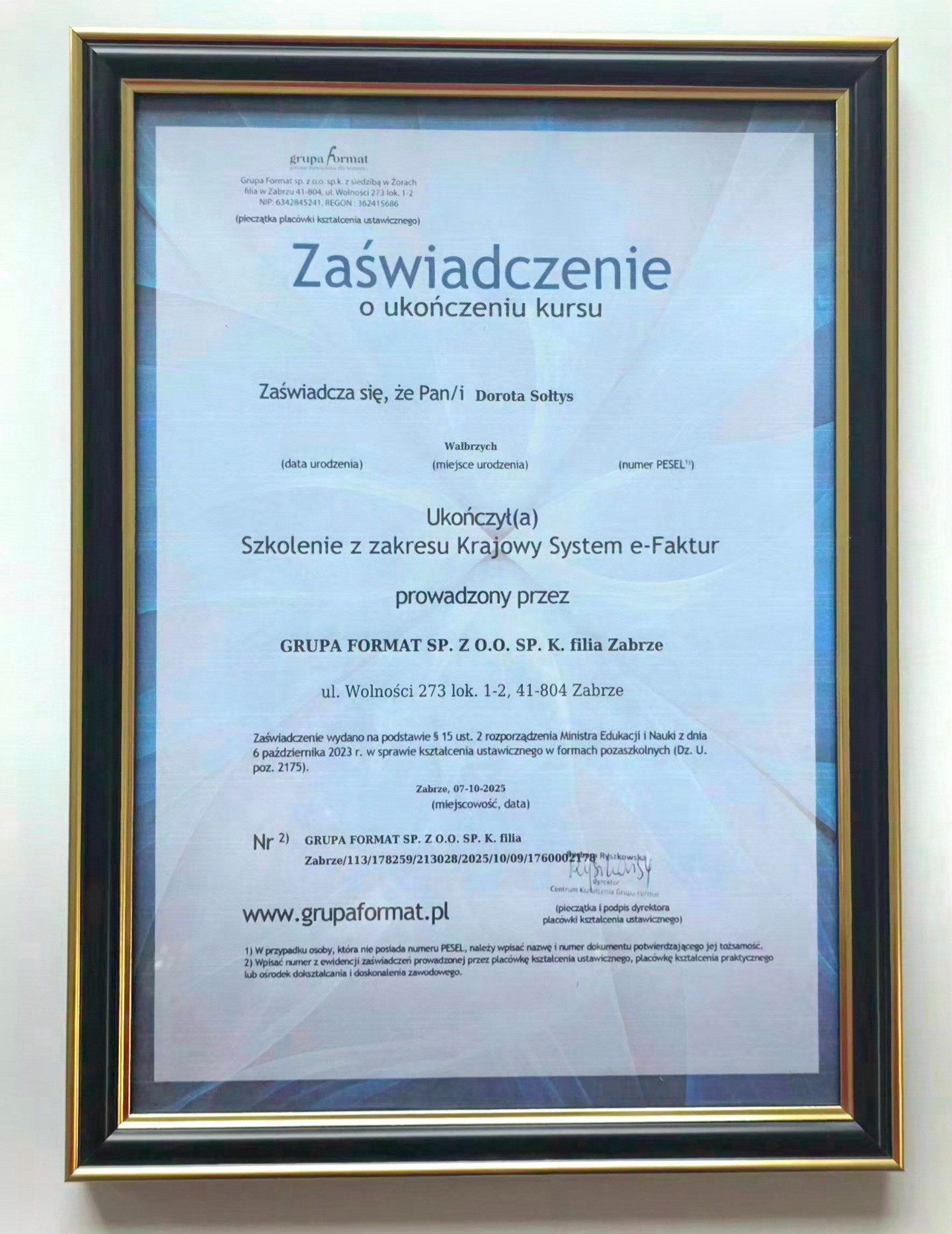 Oprawione zaświadczenie o ukończeniu szkolenia z zakresu Krajowego Systemu e-Faktur, wydane przez Grupę Format dla Doroty Sołtys, z pieczęcią i podpisem dyrektora.