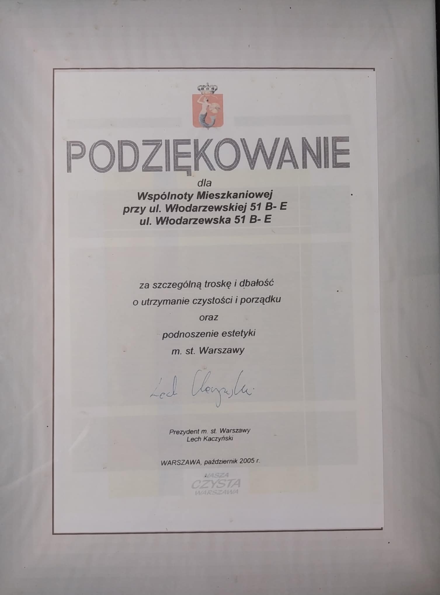 Podziękowanie dla Wspólnoty Mieszkaniowej za dbałość o czystość i estetykę od Prezydenta m.st. Warszawy, Lech Kaczyński, w ramce.