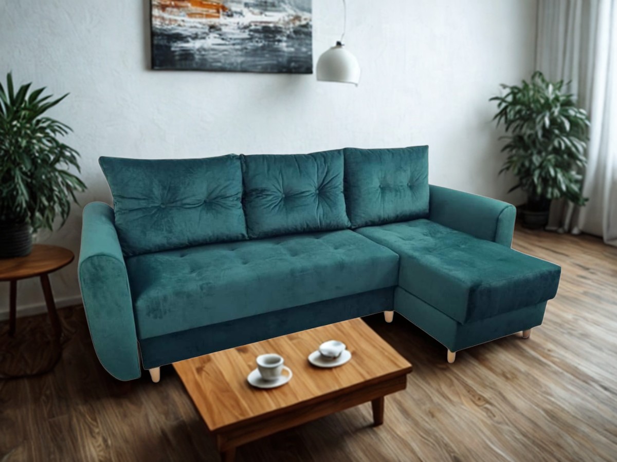 Szmaragdowa sofa narożna z aksamitną tapicerką, ustawiona w jasnym salonie z drewnianą podłogą i stolikiem kawowym z filiżankami.