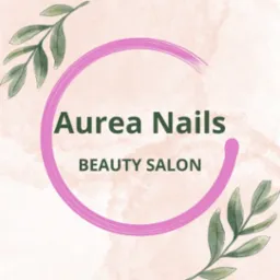 Grafika salonu kosmetycznego Aurea Nails: różowy okrąg, zielone napisy i akwarelowe liście na rozmytym tle. Estetyczny branding.