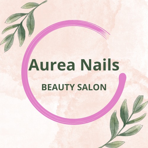 Grafika salonu kosmetycznego Aurea Nails: różowy okrąg, zielone napisy i akwarelowe liście na rozmytym tle. Estetyczny branding.