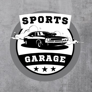 Czarno-białe logo: sylwetka muscle cara w chmurze dymu, napis 'SPORTS GARAGE' i trzy gwiazdki na szarym tle imitującym beton.