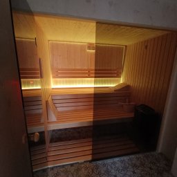 Domowa fińska sauna świerkowa z przeszklonym frontem naszego autorstwa.