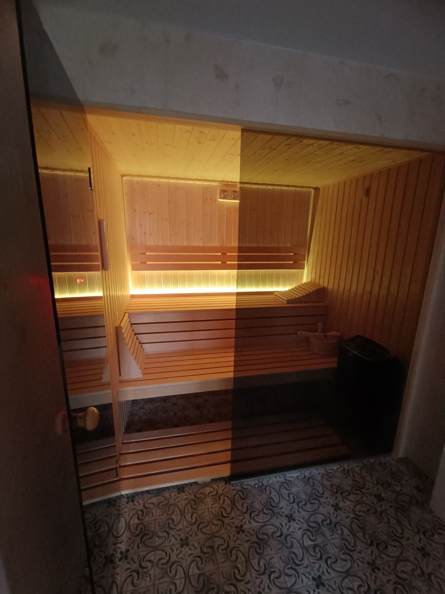 Domowa fińska sauna świerkowa z przeszklonym frontem naszego autorstwa.