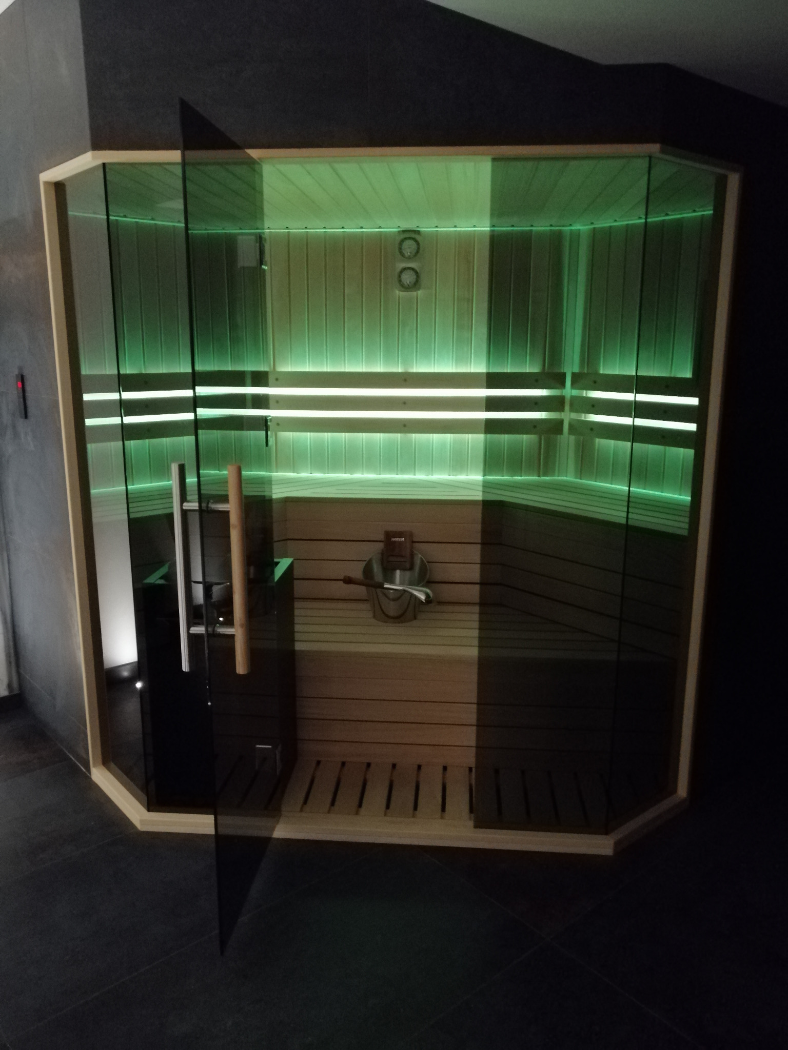 Nowoczesna jodłowa sauna o nieregularnym, 'łamanym' kształcie, którą wykonaliśmy dla prywatnego klienta.