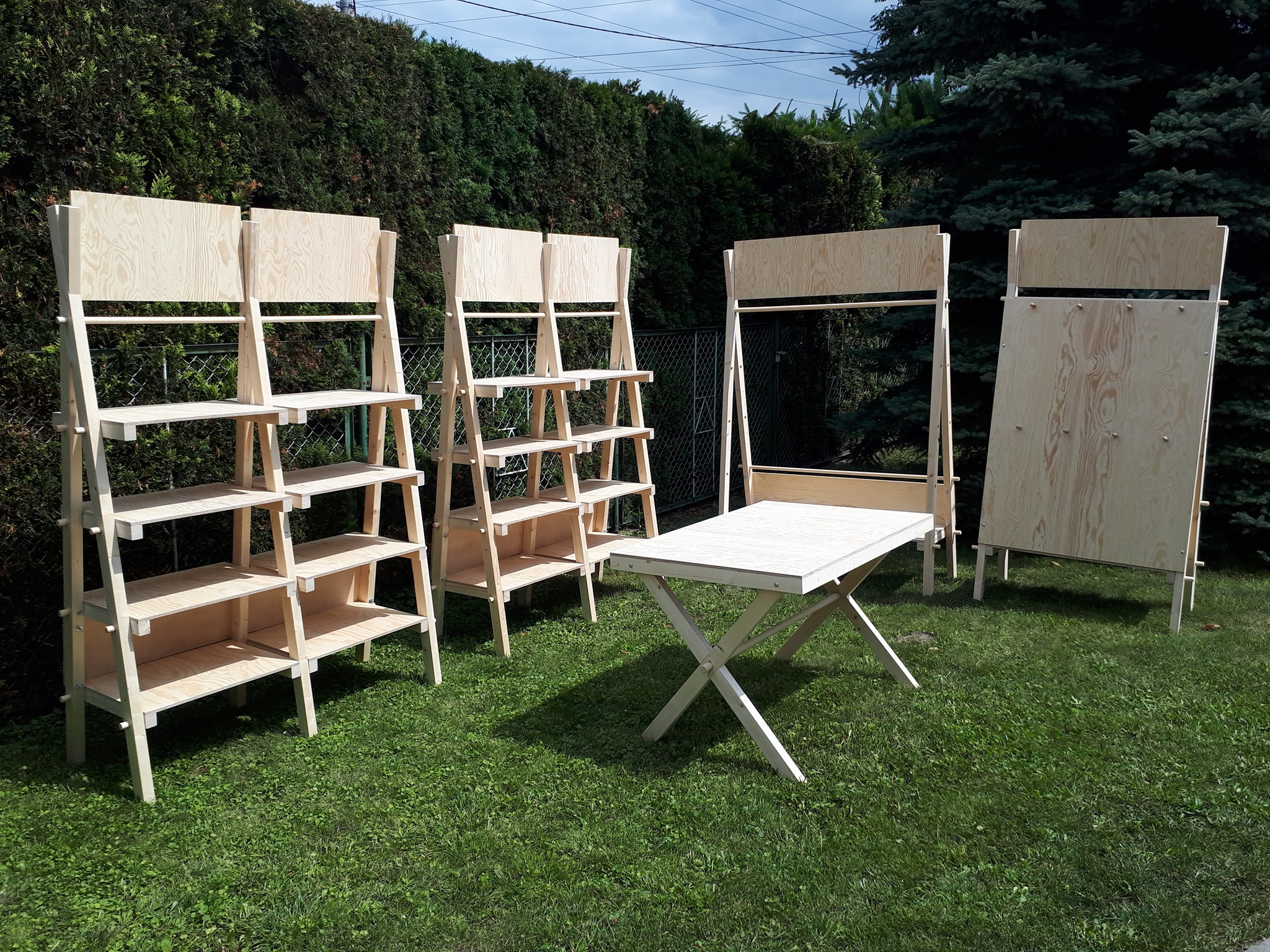 Zestaw drewnianych stojaków, które wykonaliśmy dla klienta biznesowego.