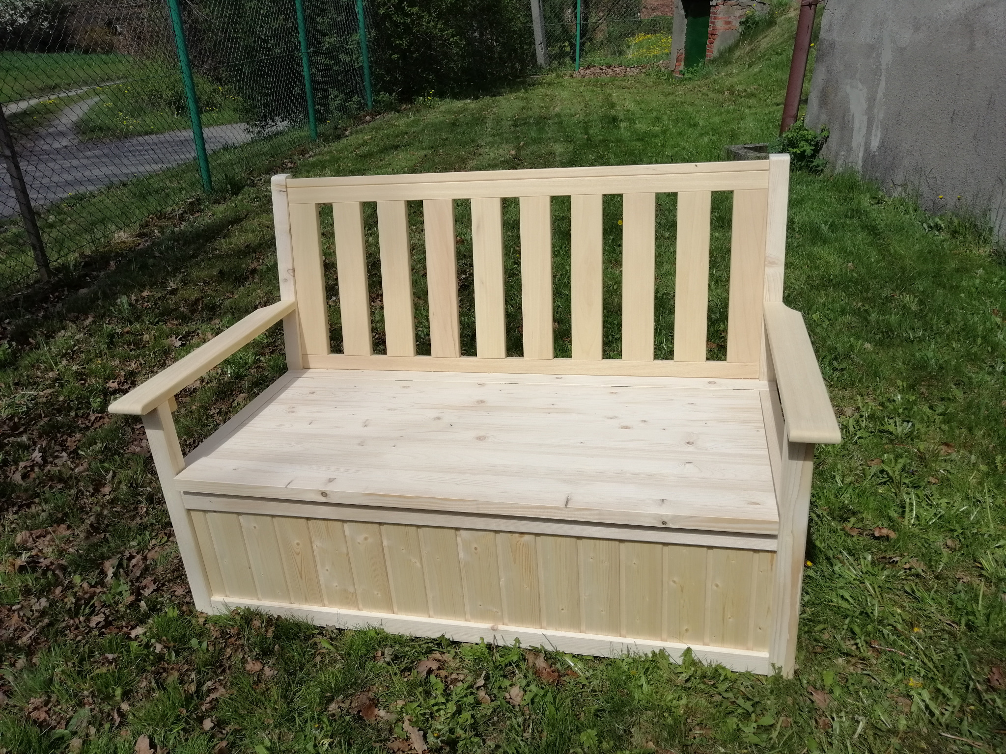 Balkonowa ławeczka z otwieranym schowkiem pod siedzeniem, którą wykonaliśmy dla klienta prywatnego.