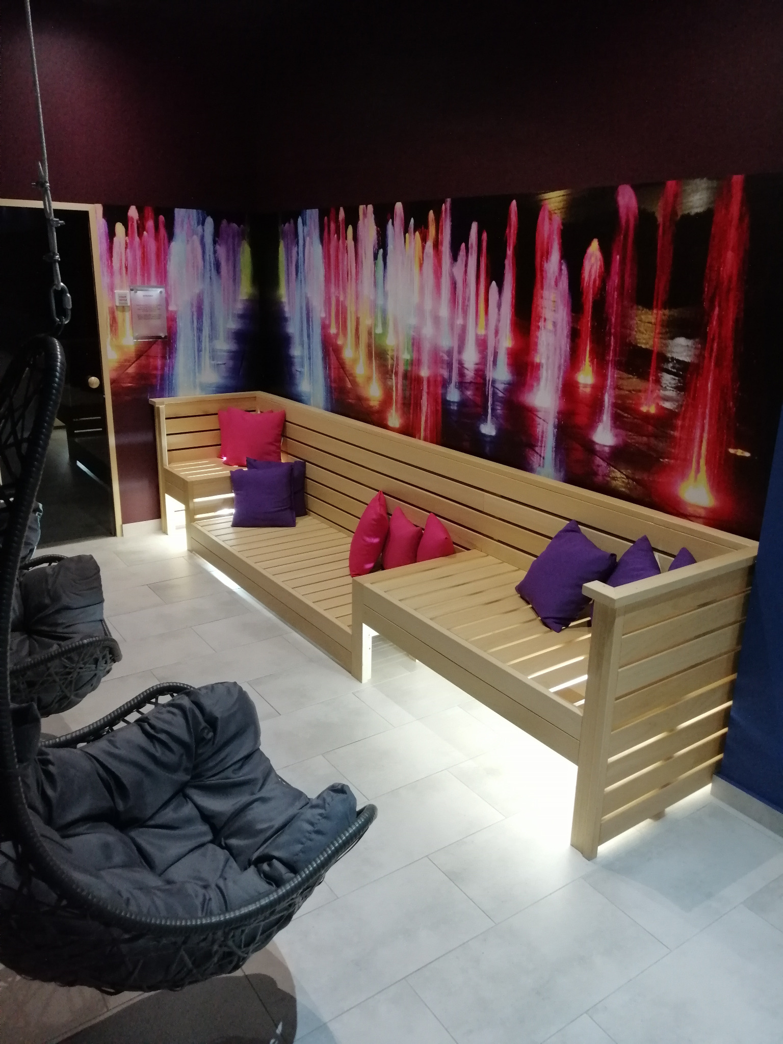 Ławka do obiektu SPA wykonana przez nas dla klienta biznesowego.