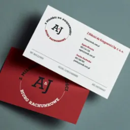 Dwie wizytówki biura rachunkowego: biała z danymi kontaktowymi i czerwona z logo firmy. Minimalistyczny design, elegancka typografia, szare tło.