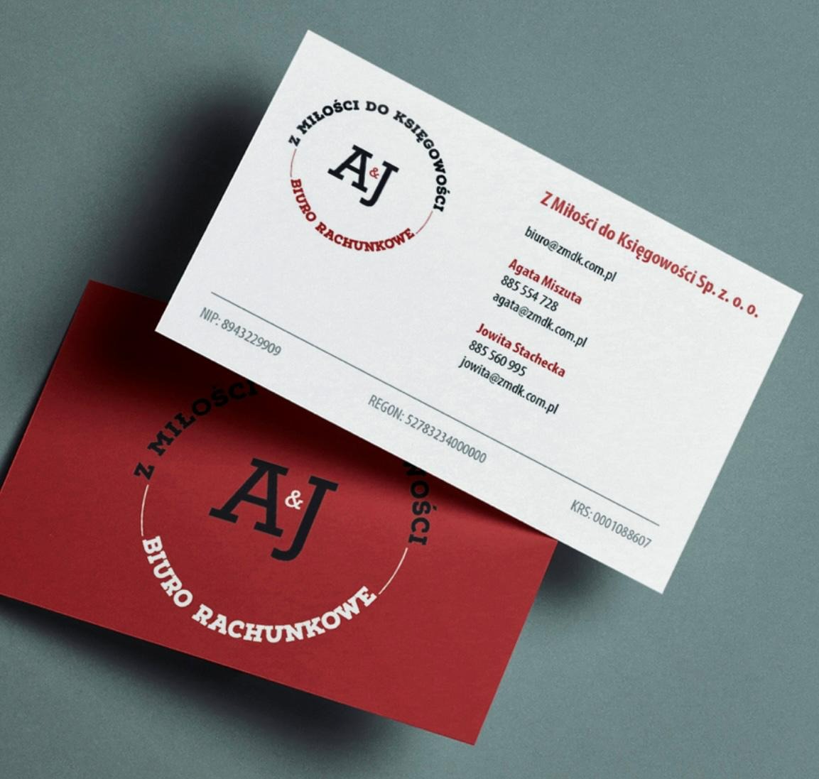 Dwie wizytówki biura rachunkowego: biała z danymi kontaktowymi i czerwona z logo firmy. Minimalistyczny design, elegancka typografia, szare tło.