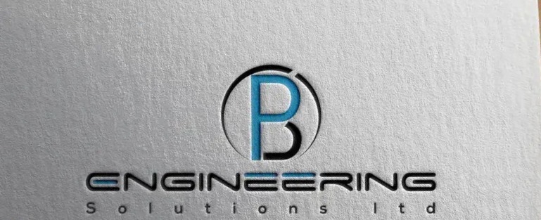 Elegancki logotyp 'PB Engineering Solutions Ltd' z niebieską literą P i czarną literą B w okręgu, wytłoczony na teksturowanym, srebrzystym tle.
