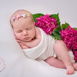 Delikatność dziecka podkreślona przez przyrodę.