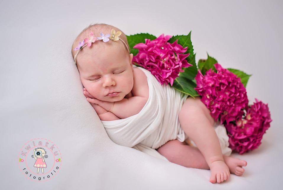 Delikatność dziecka podkreślona przez przyrodę.