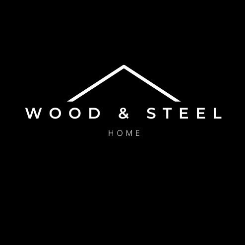 Minimalistyczne logo 'WOOD & STEEL HOME' na czarnym tle. Biały napis i graficzny symbol dachu domu tworzą nowoczesny i elegancki design.