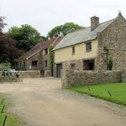 Renowacja ( obudowa) placu w ponad 1000 letnim dworku. Dolton Stafford Anglia