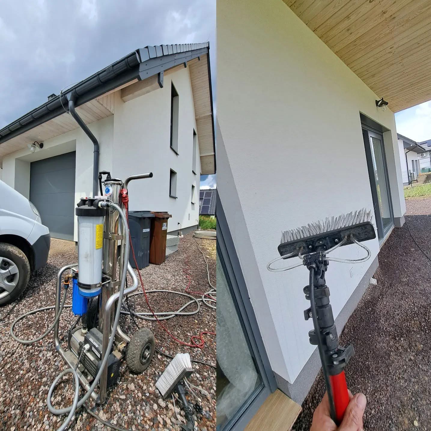 Porównanie: mycie elewacji domu z użyciem szczotki teleskopowej i specjalistycznego sprzętu. Widoczne efekty czyszczenia na białej ścianie budynku.