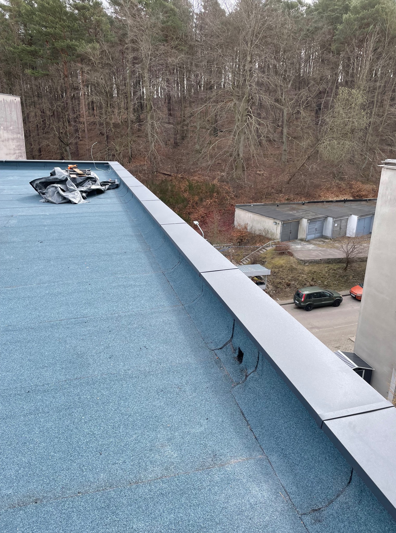 Papa Nexel i obróbka attyki z blachy stalowej