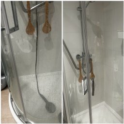 Domowa Przystań - Kabina prysznicowa przed i po czyszczeniu, widoczne osady i lśniąca powierzchnia. Na relingu wiszą drewniane szczotki. W odbiciu widać osobę robiącą zdjęcie.