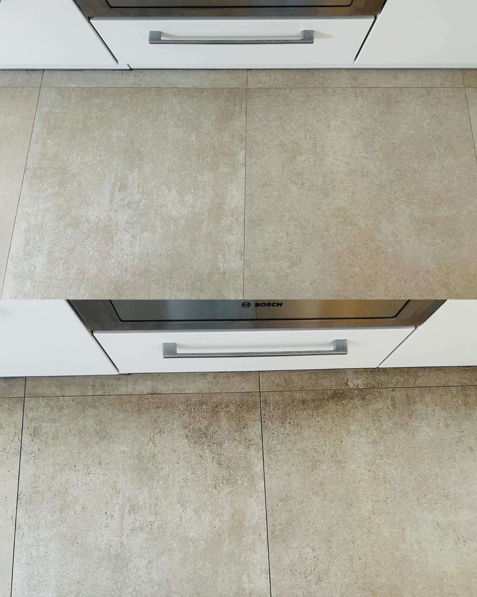 Zdjęcie 'przed i po' czyszczenia płytek podłogowych w kuchni, z widoczną różnicą w czystości fug i powierzchni płytek. Ujęcie z góry, fragment szafek kuchennych.