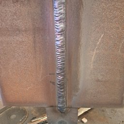 WELT Paweł Brak - Spoina łącząca elementy konstrukcji stalowej w Stalowej Woli. Widoczna faktura metalu i regularny ślad po procesie łączenia. Detal wykonania.