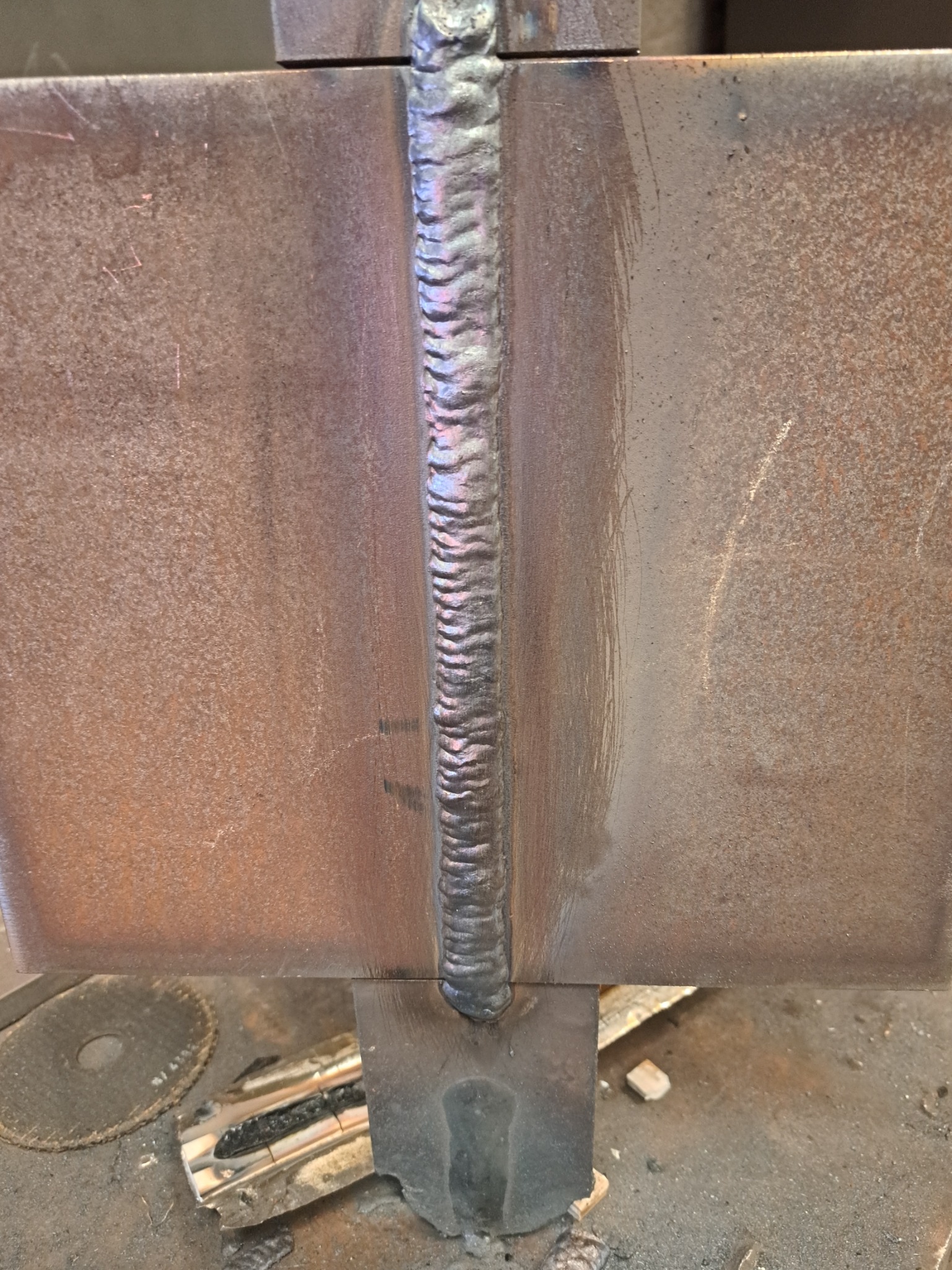 Spoina łącząca elementy konstrukcji stalowej w Stalowej Woli. Widoczna faktura metalu i regularny ślad po procesie łączenia. Detal wykonania.